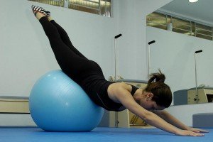 Exercícios com bola podem ajudar a melhorar a postura. Exercícios com bola podem ajudar a melhorar a postura.